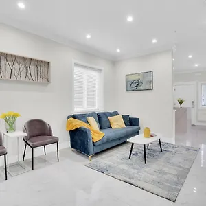  Holiday home Family-friendly, 3 Bed House - Private Backyard-central Location